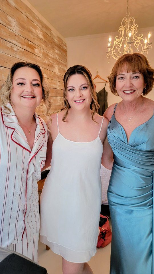 Bride with her mother and bridal party