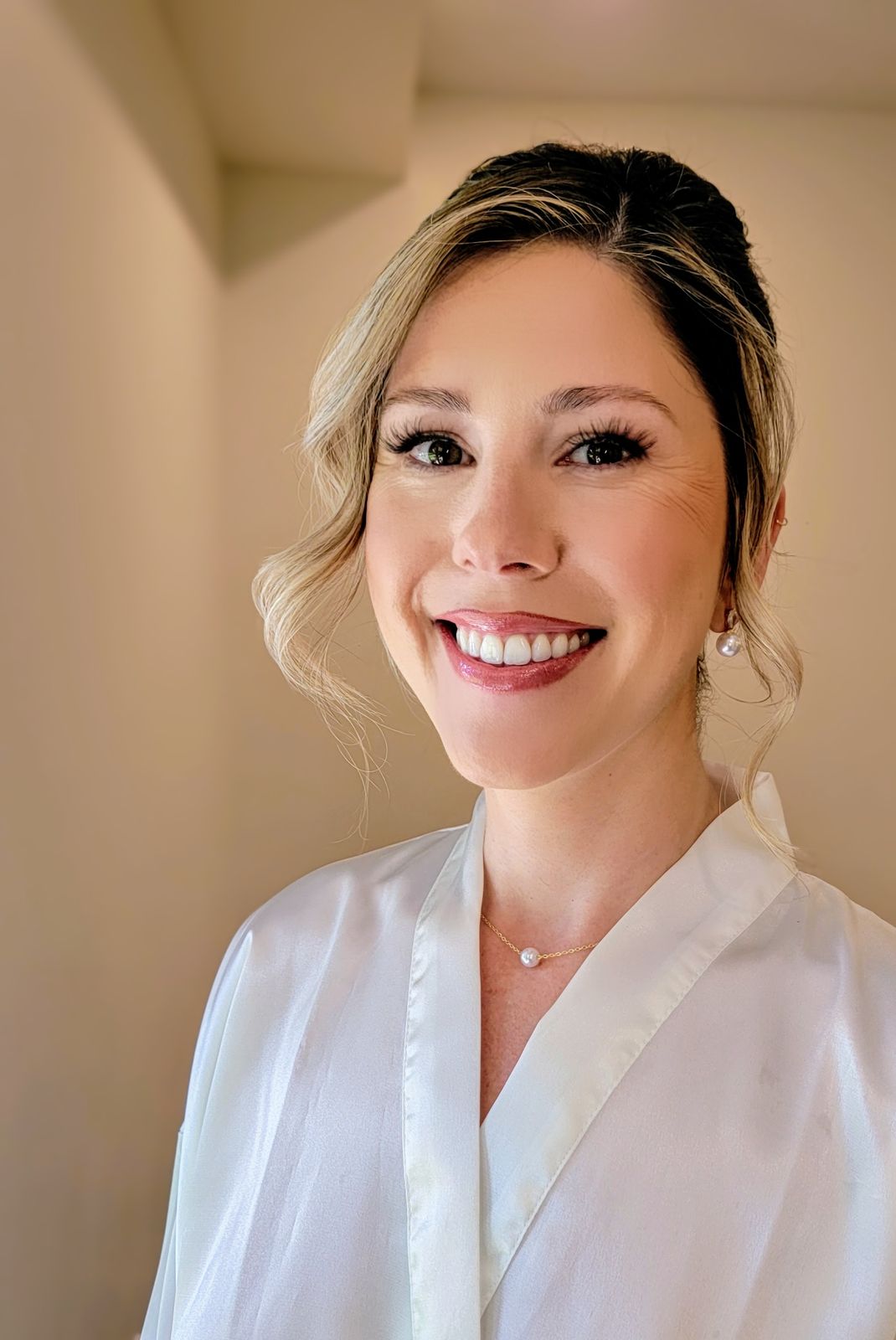 Bridal glam with a soft smile