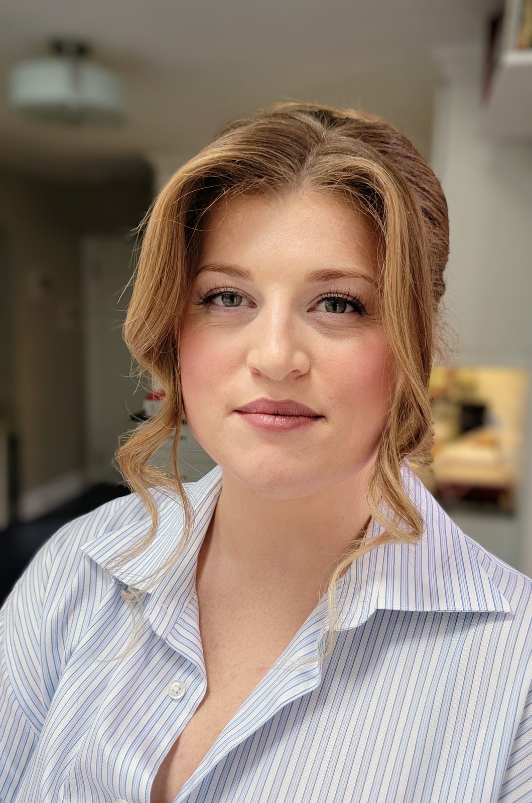 Natural makeup with defined eyes